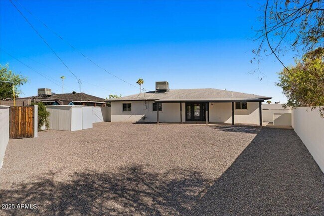 Building Photo - 8617 E Palm Ln