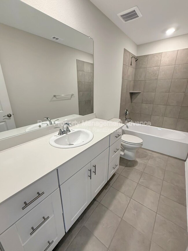 Building Photo - 614 Clover Crk Dr