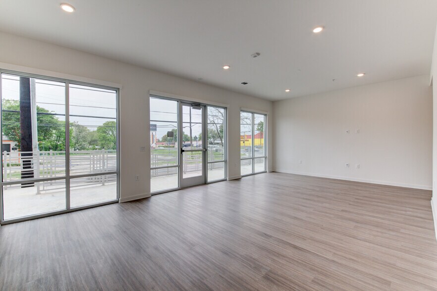 Building Photo - 4361 S Congress Ave