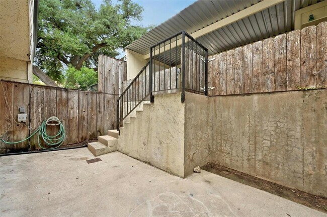 Building Photo - 6637 Valleyside Rd