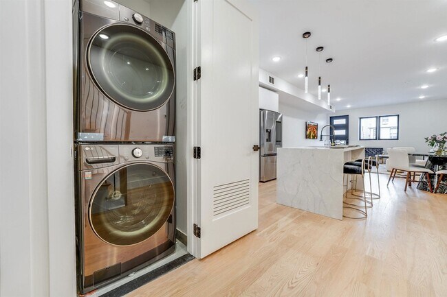 Building Photo - 95 Stegman St