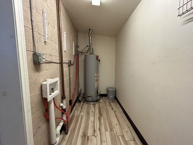 Building Photo - Beautiful Newly Remodeled Rear House Effic...