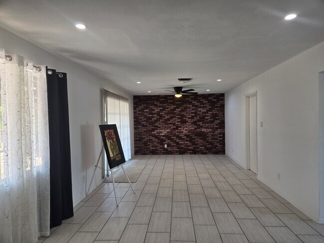 Building Photo - Cozy 3 bed, 2 bath home in Phoenix, No HOA!