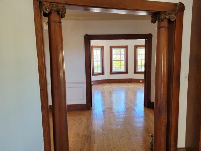 Building Photo - 2060 Elm St