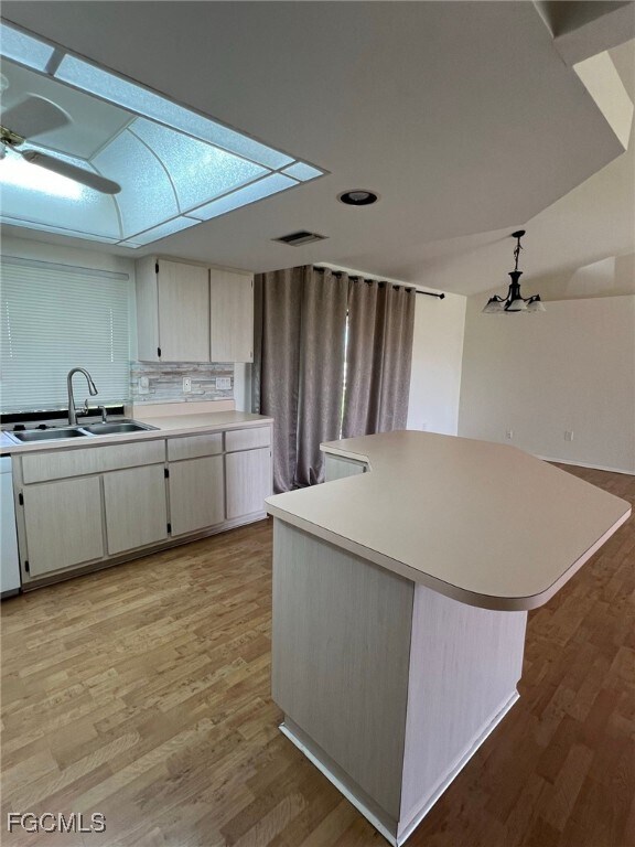 Building Photo - 704 NE 1st Ave