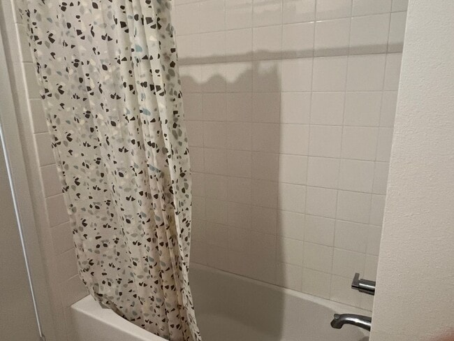 Building Photo - Spacious 4 Bedroom, 3.5 Bath Townhome in G...