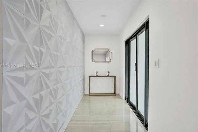 Building Photo - 1141 N North Lake Dr