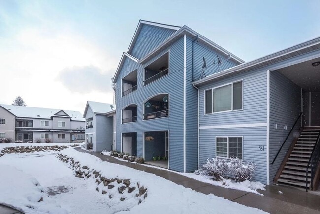 Building Photo - Spacious 3 Bed 2 Bath Condo