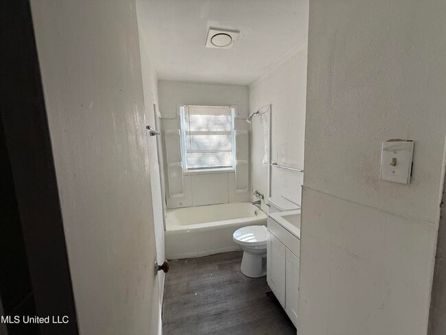 Building Photo - 2609 Brookwood Dr