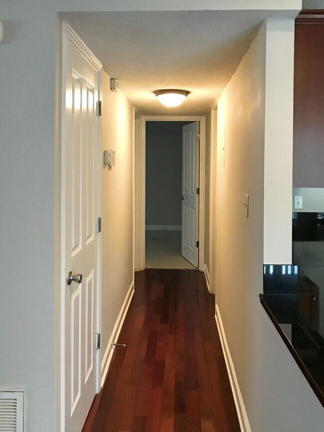 Building Photo - Beautiful 2/2 Condo with Water and Full Se...