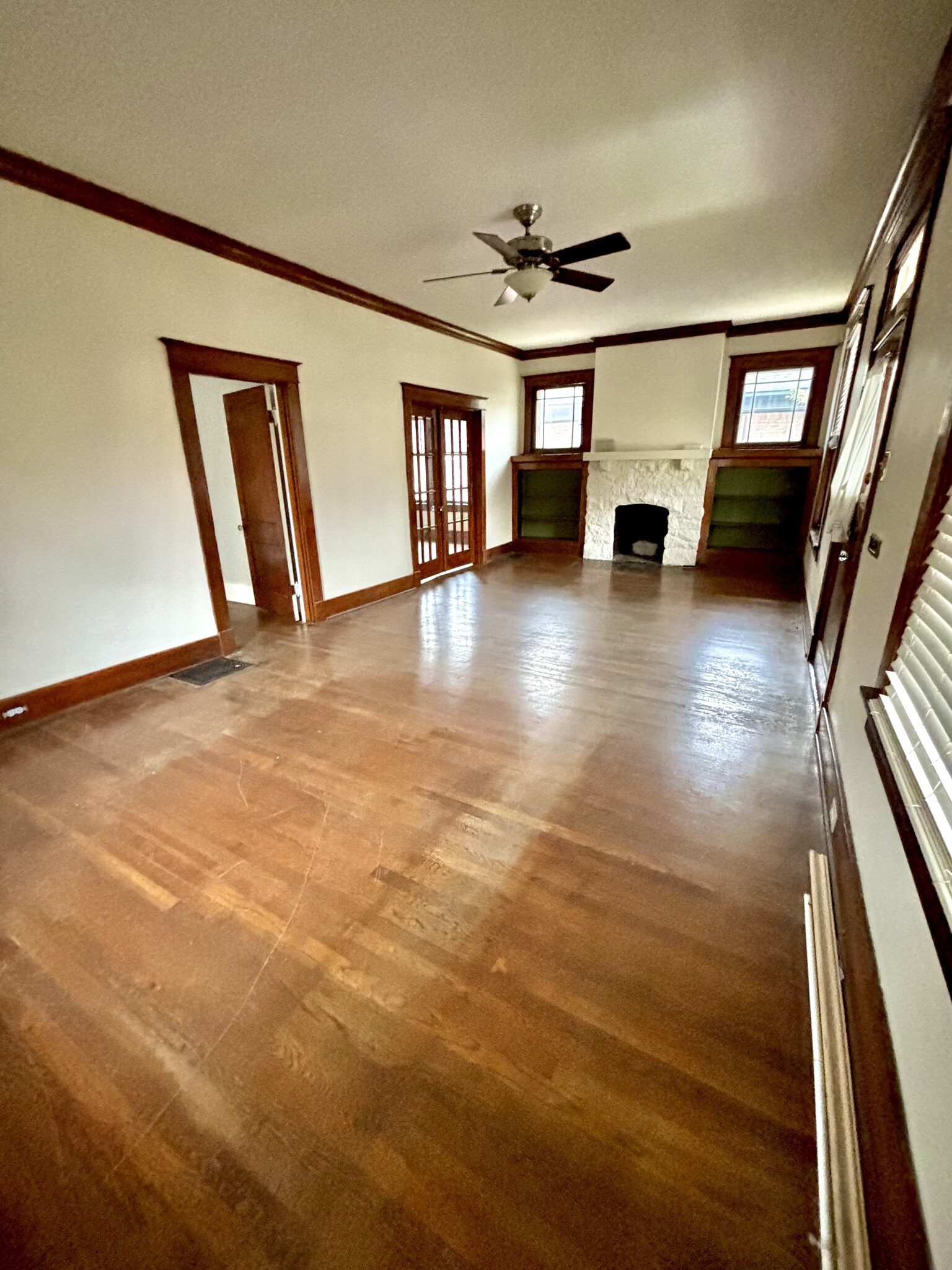 Large Living Area - 1939 Nelson Ave