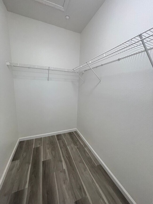 Building Photo - Beautiful 4 Bedroom Close to Downtown Brentwood!