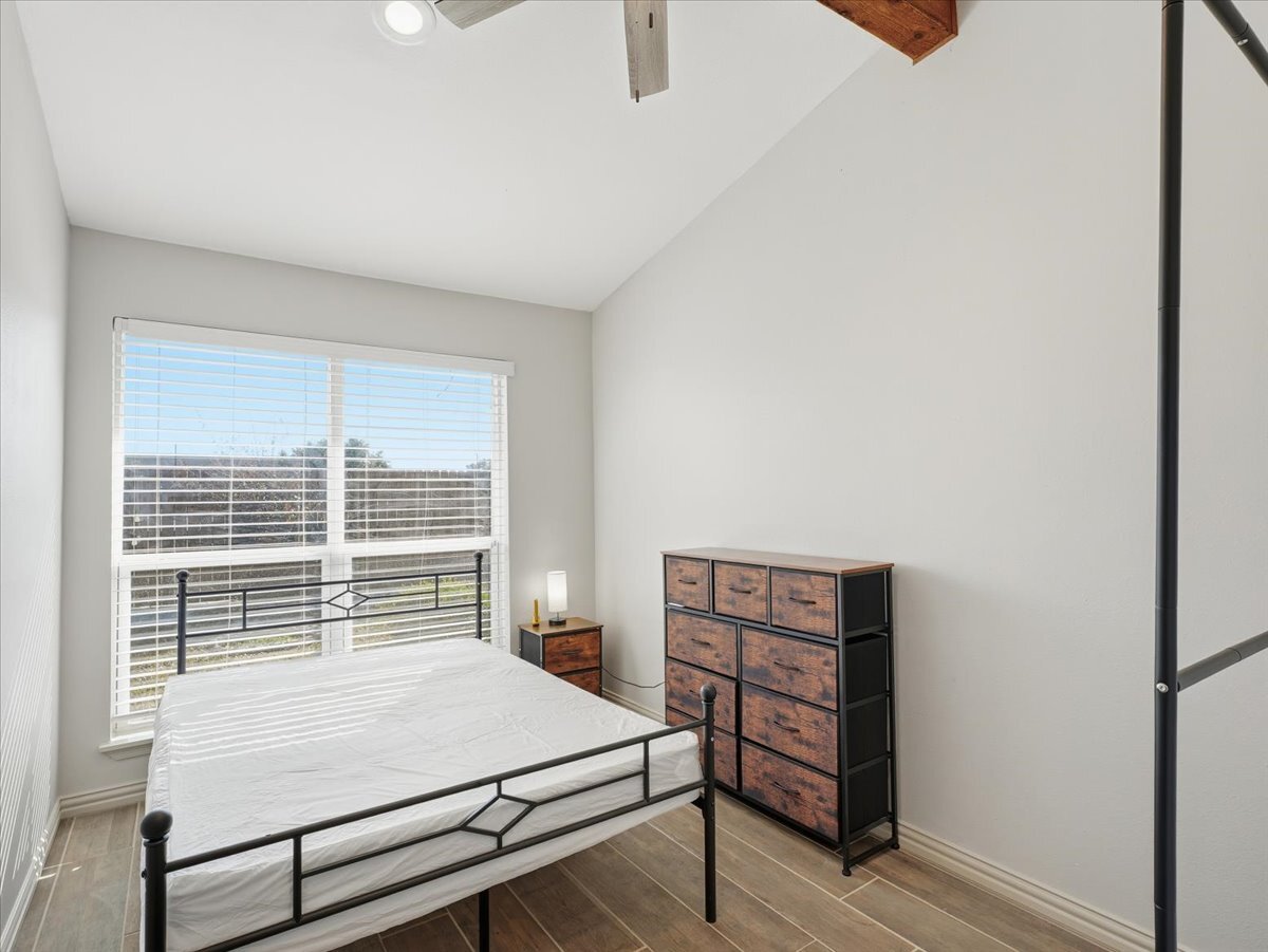 Building Photo - 7010 Lakeshore Dr