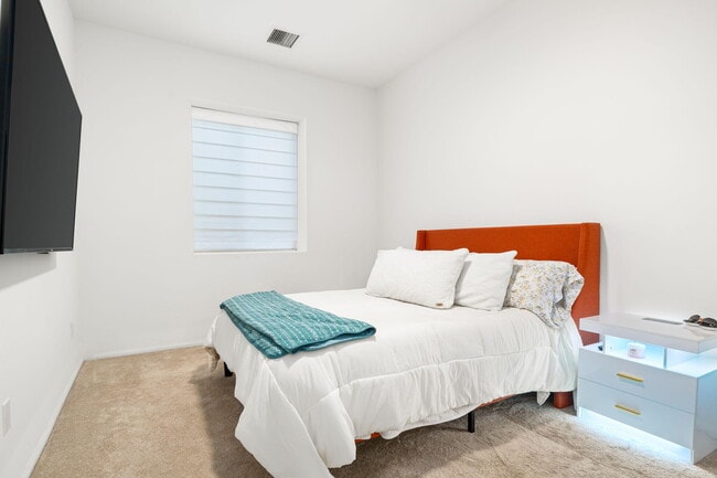 Building Photo - 52700 Avenida Vallejo