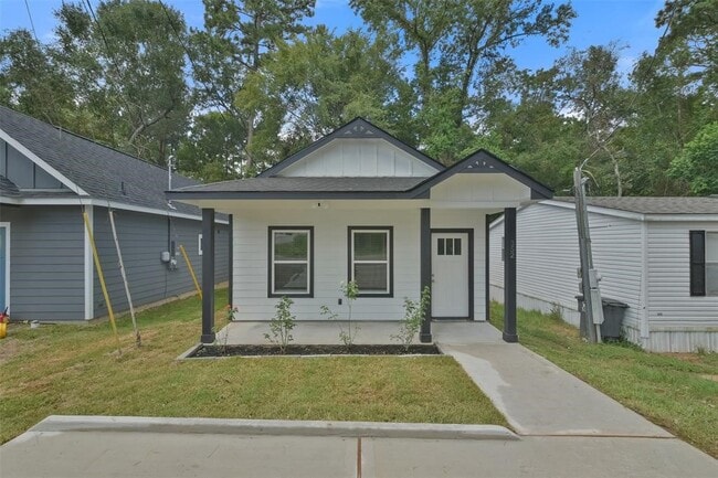 Primary Photo - 352 Westchase St