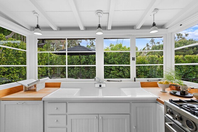 Building Photo - Classic Modern Cottage in Laguna Village