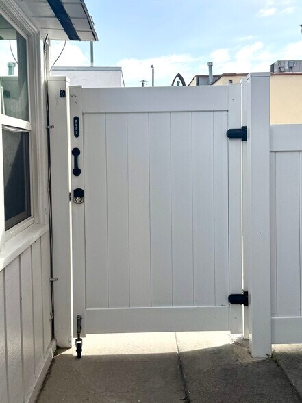 Lockable Gate to Alley - 150 Pomona Ave