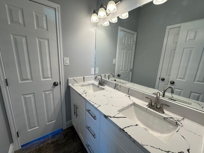 Building Photo - 523 Canyon Creek Dr