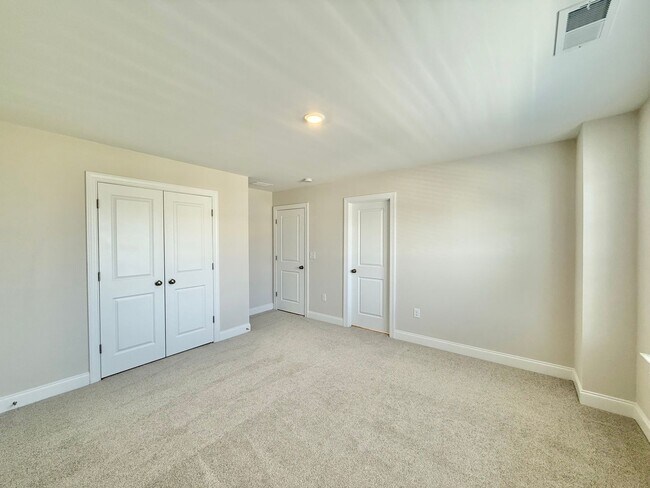 Building Photo - Luxurious 5BD, 4.5BA Holly Springs Home in an HOA Community with Resort-Style Amenities near Down...
