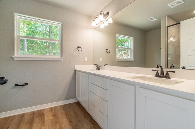 Building Photo - LIKE NEW 3-bedroom 2 bath Home in Bella Vista!!!