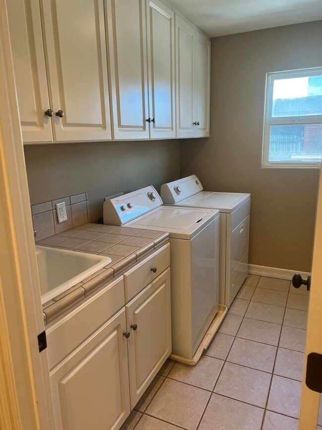 Building Photo - Custom home 1 block to ocean