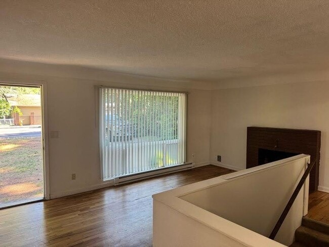 Building Photo - 4 Bedroom home