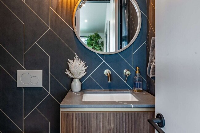Building Photo - Modern Luxury Rental with Unobstructed Fla...
