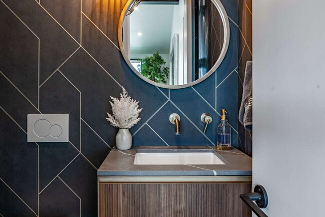 Building Photo - Modern Luxury Rental with Unobstructed Flatiron Views