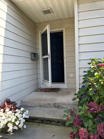 Building Photo - 35 Pilgrim Dr