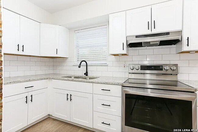 Building Photo - 2027 Leesburg St