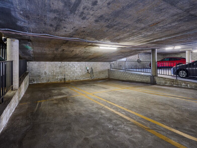 Building Photo - 7320 Hawthorn Ave