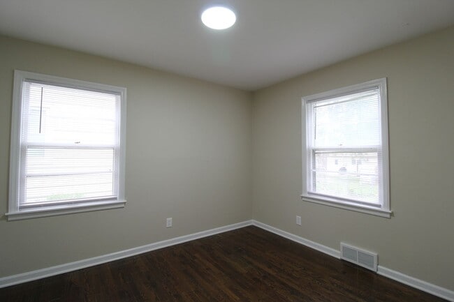 Building Photo - 3 Bedroom 1 Bath House In Mission Kansas