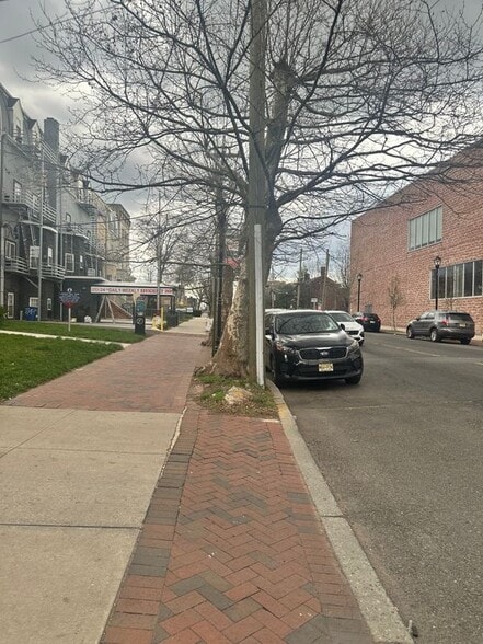 Building Photo - 1075-1077 East Jersey Street, 2left