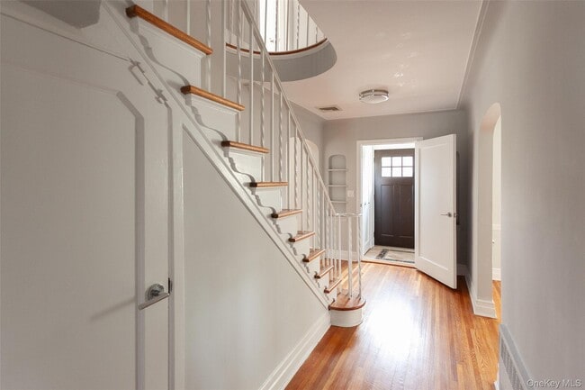 Building Photo - 355 E Beech St