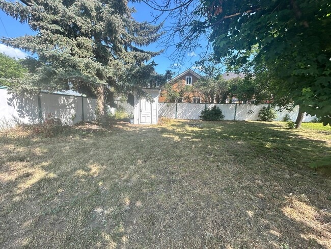 Building Photo - 2 bed 1.5 bath Hamilton home