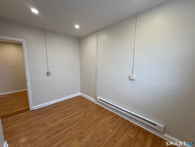 Building Photo - 568 Newfield Ave