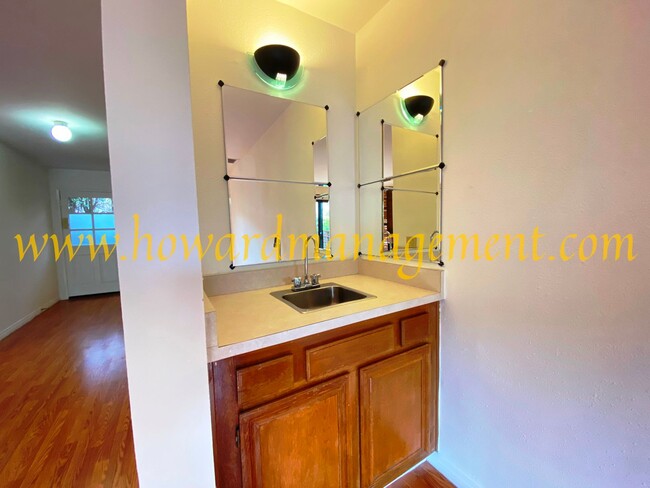 Building Photo - Spacious Townhouse condo with central A/C,...