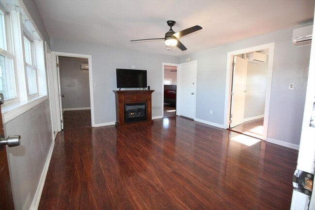 Building Photo - 522 Slade St