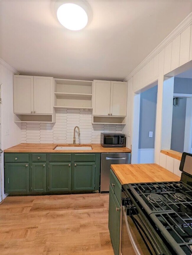 Building Photo - 2 Bed 1 Bath Plus Bonus Living/Office Cottage Style Home-The Village NW OKC