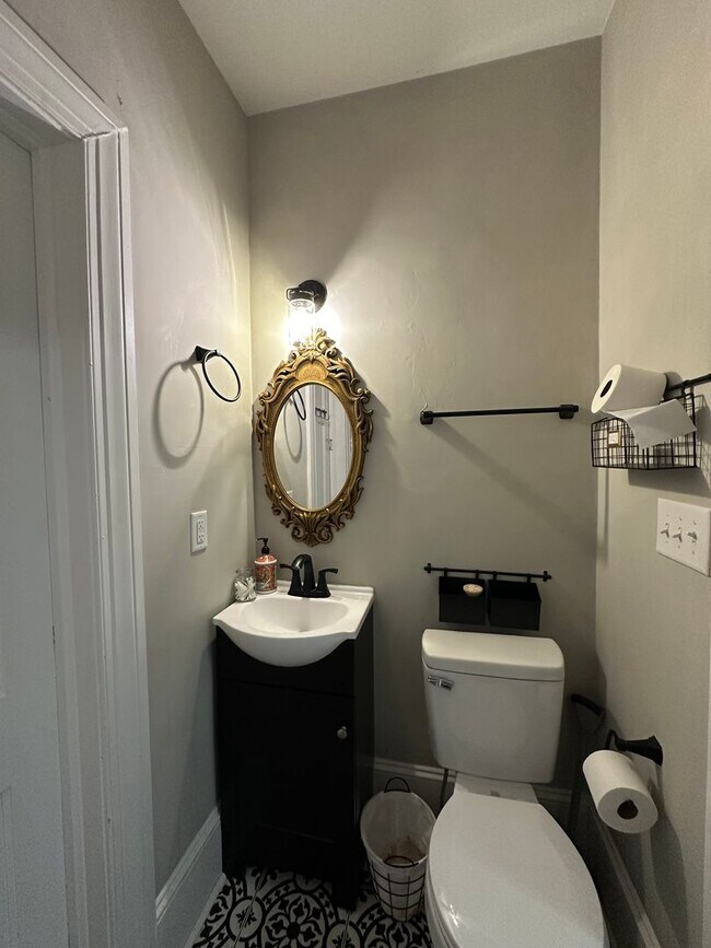 Building Photo - Fully Furnished 3 Bed 2 Bath Home