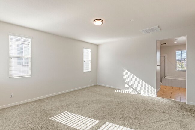 Building Photo - Comfort Meets Coastal Living 4 Bed 2.5 Bath in Oceanside!