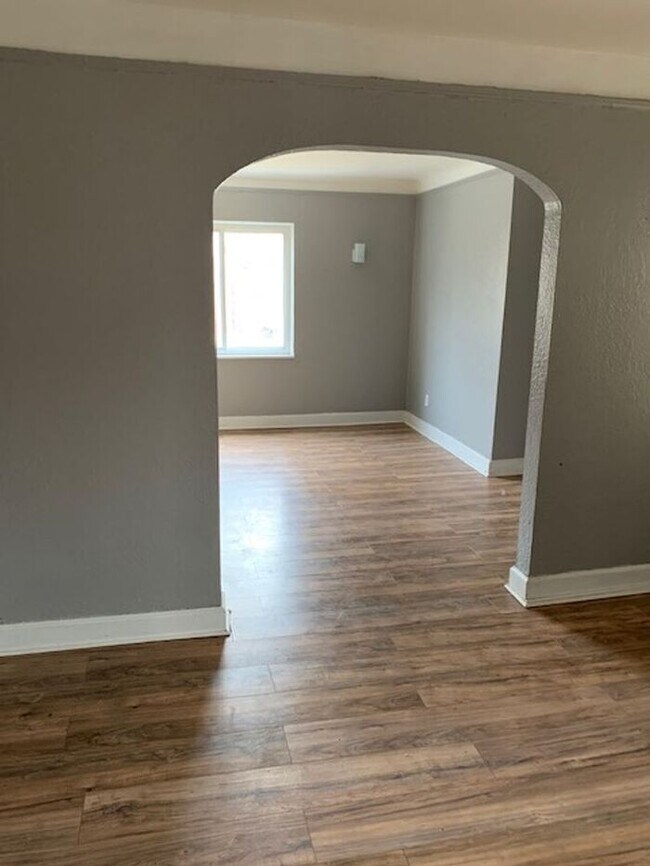 Building Photo - Stop- Wait a Minute ! Beautifully updated upper 2 bedroom flat - Section 8 Accepted