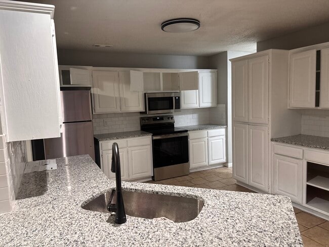 Building Photo - 3402 W Center St