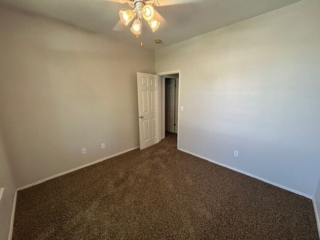 Building Photo - 3 Bedroom 2 bathroom home on NE Visalia cu...