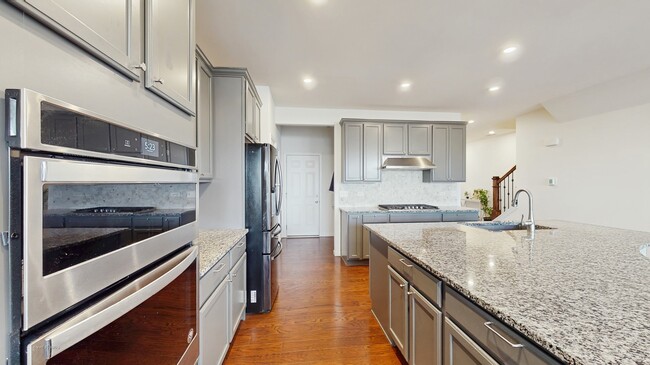 Building Photo - 527 Watercress Dr