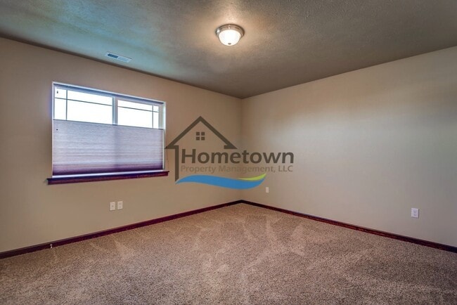 Building Photo - Spacious 4 bed 2.5 bath Home in Post Falls!