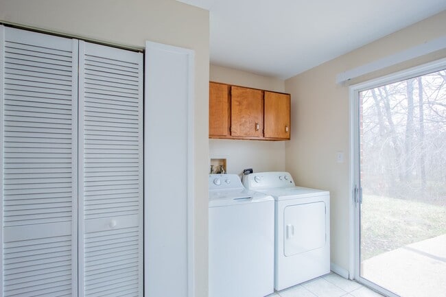 Building Photo - Great - 2 BEDROOM - Bright Open Floor Plan !!