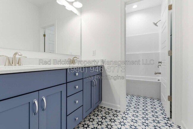 Building Photo - 4016 Dahlia Dr