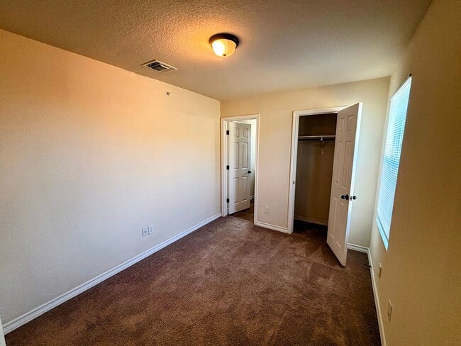 Building Photo - Great Townhome, Move-in Ready! Great Locat...