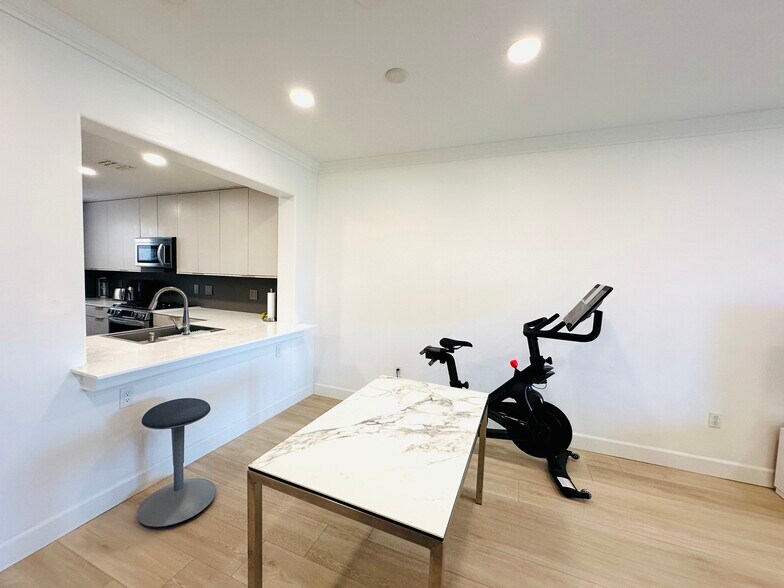 Building Photo - 12975 Agustin Pl